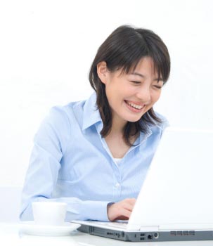 無料遠隔カウンセリングでパソコンを見る女性